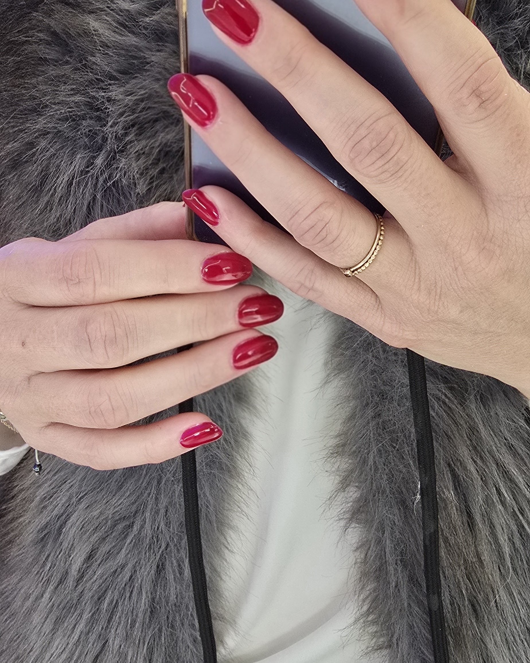 Twee handen met kersenrode nagels